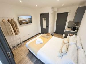 133 Wood Green Studios to Central London