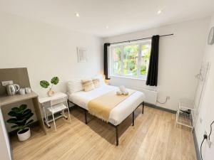 133 Wood Green Studios to Central London