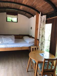 Nightingale Camp private Glamping with hot tub