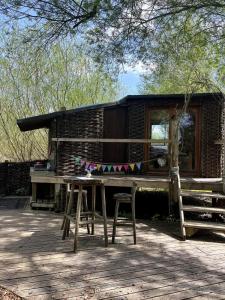 Kingfisher Riverside Glamping with private hot tub