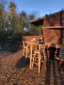 Kingfisher Riverside Glamping with private hot tub