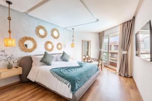 Luxurious pearl with terrace overlooking pool, parking