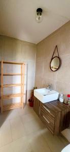 Ensuite Room in a shared apartment with pool