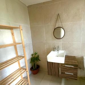 Ensuite Room in a shared apartment with pool