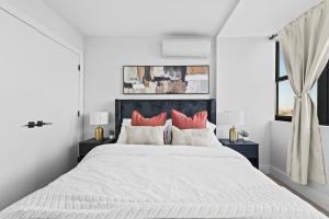 Near NYC & MetLife Large Apartment Sleeps 14