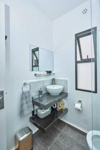 Sunset Escape Apartment Modern Spacious Two Bedroom in Tatu City