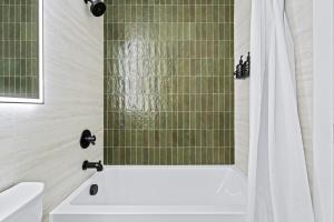 NYC Close Comfortable 2BR Apt for Groups 10