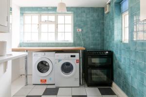 Boar House 8 Bedroom House Sleeps 15 with Parking