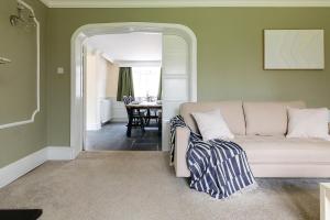 Boar House 8 Bedroom House Sleeps 15 with Parking