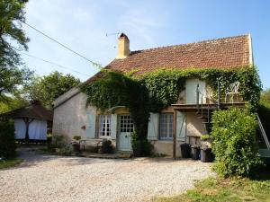 Maisons de vacances Cozy Cottage near Lake in Vitry-Lache : photos des chambres