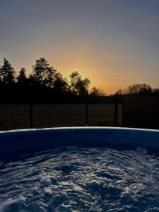 Całoroczny dom wypoczynkowy pod Lasem z prywatnym jaccuzii