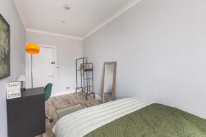 Elegant South Kensington 3 Bedroom Apartment - 3 Min to Gloucester Rd Tube