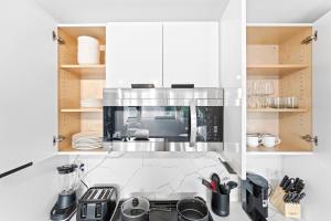 Near NYC Modern 2BR Apartment Sleeps 8