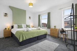 Comfortable 4 Bed Home - Free Parking & Fast WiFi