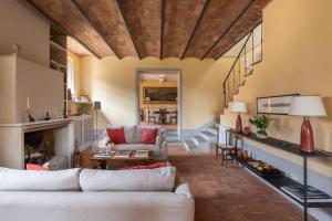 Siena Heritage Estate - Pool & Olive Grove