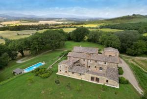 Siena Heritage Estate - Pool & Olive Grove