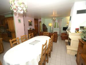 Maisons de vacances Snug holiday home in Denneville Plage near beach : photos des chambres