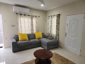 MIRANDO PLACE---BEACH ACCESS, ,POOL, HOTTUB, GYM,3 Lounges, APRATMENT #7, Airport 10 minutes