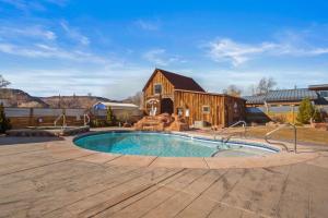 Timber & Tin B 1Bed 1Bath w Pool & Rooftop Deck