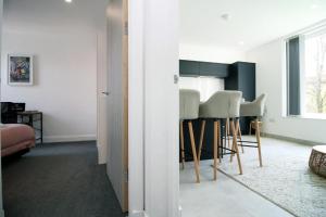 3 bedroom duplex flat Cardiff close to UHW & city centre