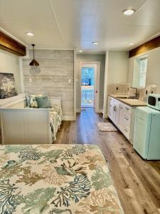 Waterfront Guesthouse on Key AllegroLittle Bay with dock