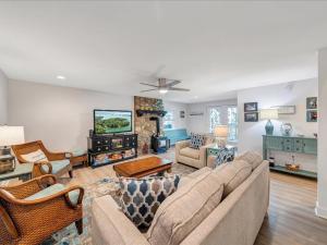 Lake Reflections - Lakefront with private dock, & Fire pit