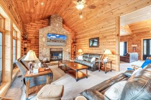 Liberty Pines - Lakefront Log Home, Swim Spa & Game Room