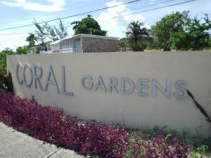 MIRANDO PLACE #8 ---BEACH ACCESS, ,POOL, HOTTUB, GYM,3 Lounges, APARTMENT #8 -Airport 10 mins