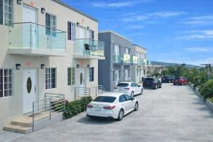 MIRANDO PLACE #8 ---BEACH ACCESS, ,POOL, HOTTUB, GYM,3 Lounges, APARTMENT #8 -Airport 10 mins