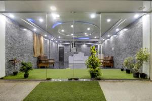 Townhouse OAK SRK White Inn Near Ragigudda Sri Prasanna Anjaneyaswamy Temple