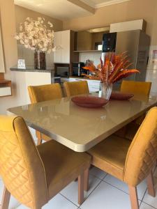 Apartamento de 3 quartos, no Condomínio Taperapuan Duplex, há 400m da praia, localizado próximo da barraca axé mói, boa beach e etc