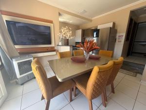 Apartamento de 3 quartos, no Condomínio Taperapuan Duplex, há 400m da praia, localizado próximo da barraca axé mói, boa beach e etc