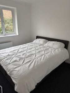 Perfect for Longer Stays Equipped 2-Bed Flat