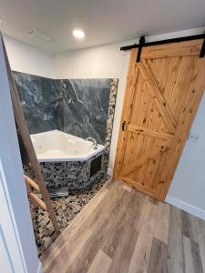 Three Peaks Getaway 2 bedrooms & 2 bath-sleeps 6