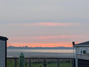 Neues Chalet MeerZeit aan Zee Nr 76 am Weltnaturerbe Wattenmeer mit eingezäunten Garten große Terrasse top Ausstattung
