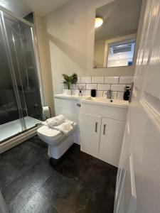 Maple House by ShortStays4U A lovely 2Bedroom House with free parking in town centre!