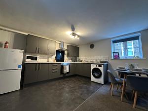 Maple House by ShortStays4U A lovely 2Bedroom House with free parking in town centre!