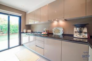 Vila Cascata by MTPhomes