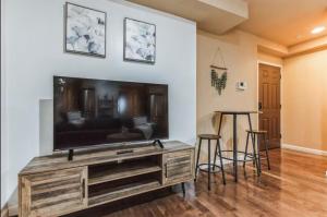 Center City - Spacious 2 bedroom - Walk Everywhere