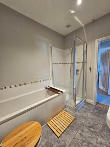 Lakefront Lodge with Hot Tub - Muscovy Lodge