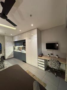Cozy Stay At Supernova Noida