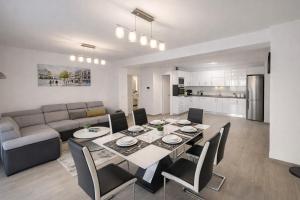 Jacuzzi Suite and Family Apartment Near Acropolis