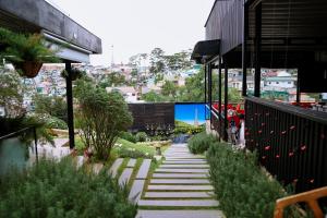 Lacle- BBs Garden