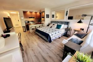 King Bed Luxury Beach Studio Heart of Waikiki