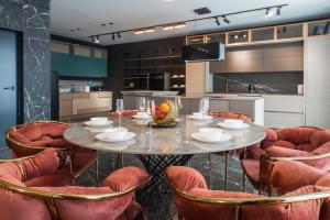 Luxury 3BR Penthouse with Artistic Deco & Terrace