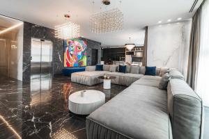 Luxury 3BR Penthouse with Artistic Deco & Terrace