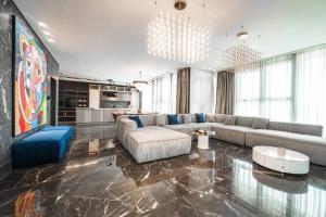 Luxury 3BR Penthouse with Artistic Deco & Terrace