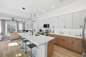 6BR 2 Homes | Near Downtown & UTSW, Patio, Garage.