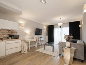 Szlak 77 modern apartment next to the Main Train Station with Free Parking