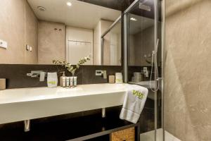 LolaBeachfront - Indoor Heated Pool & Spa - Premium Gym - Private Garden - 5 min Train to Airport